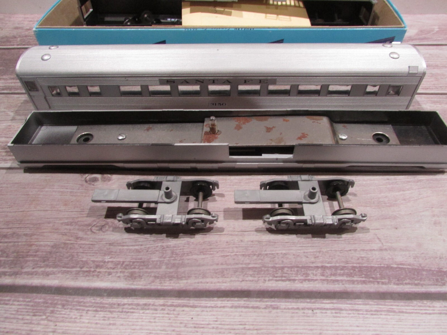 HO Scale Athearn (2) Passenger Car "Santa Fe" Kits Lot#3226