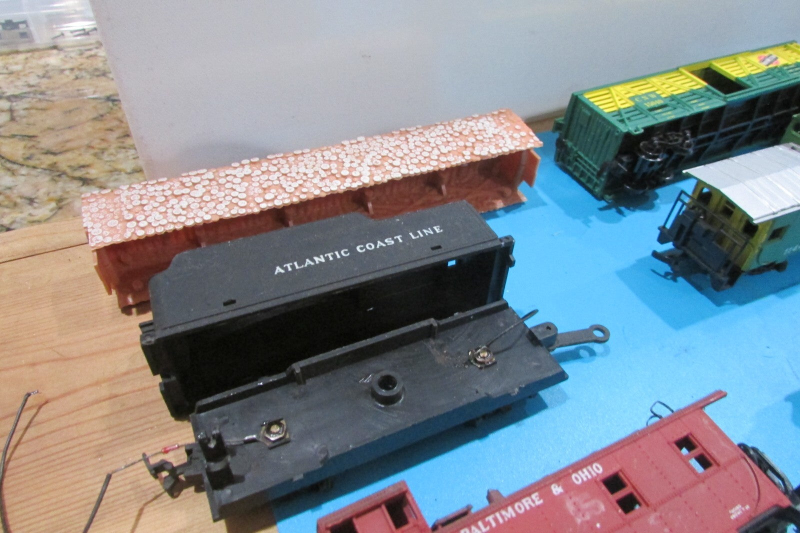 HO Scale Assorted Different Brands Shell and Part Lot#2559