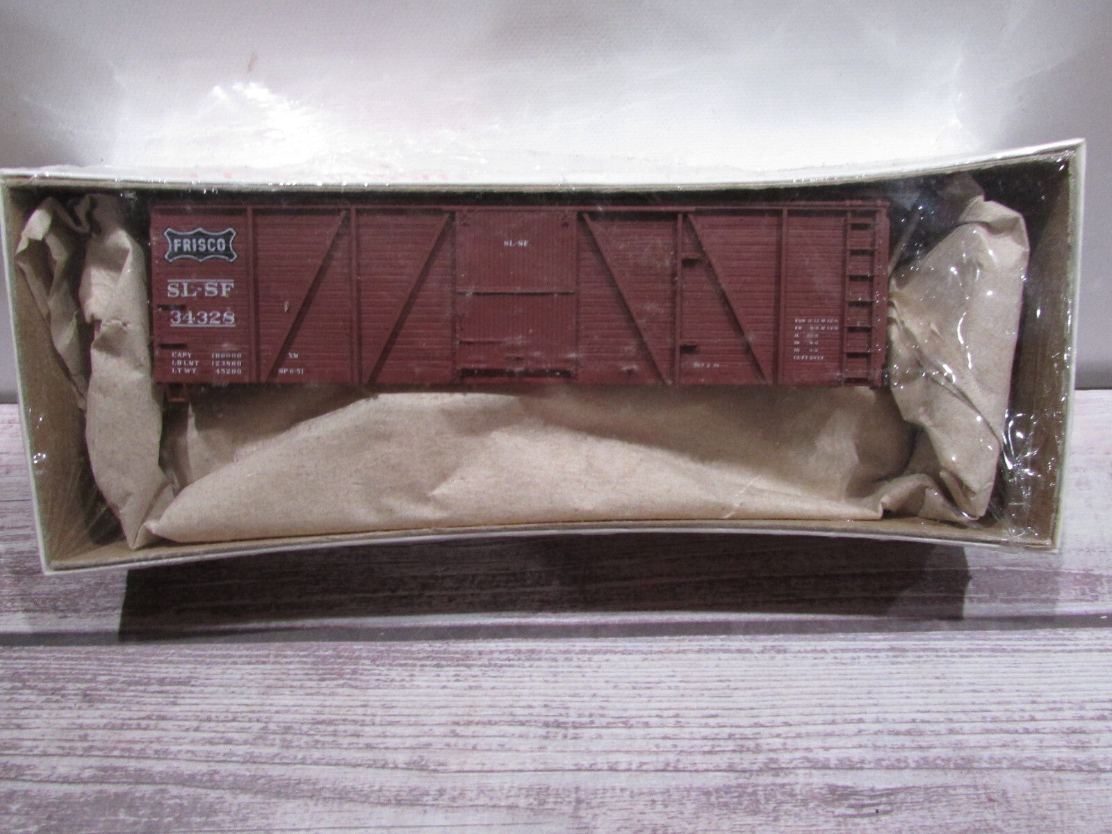 HO Scale Accurail 7208 Wood DRS, Metal End Box Car FRISCO SL-SF 34328
