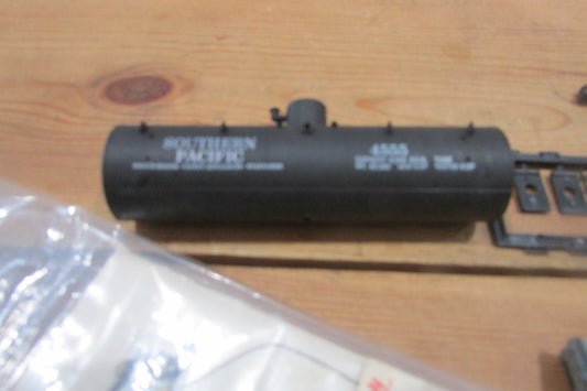 HO Scale RoundHouse 26 Foot Tank Car Union Pacific   RH4361