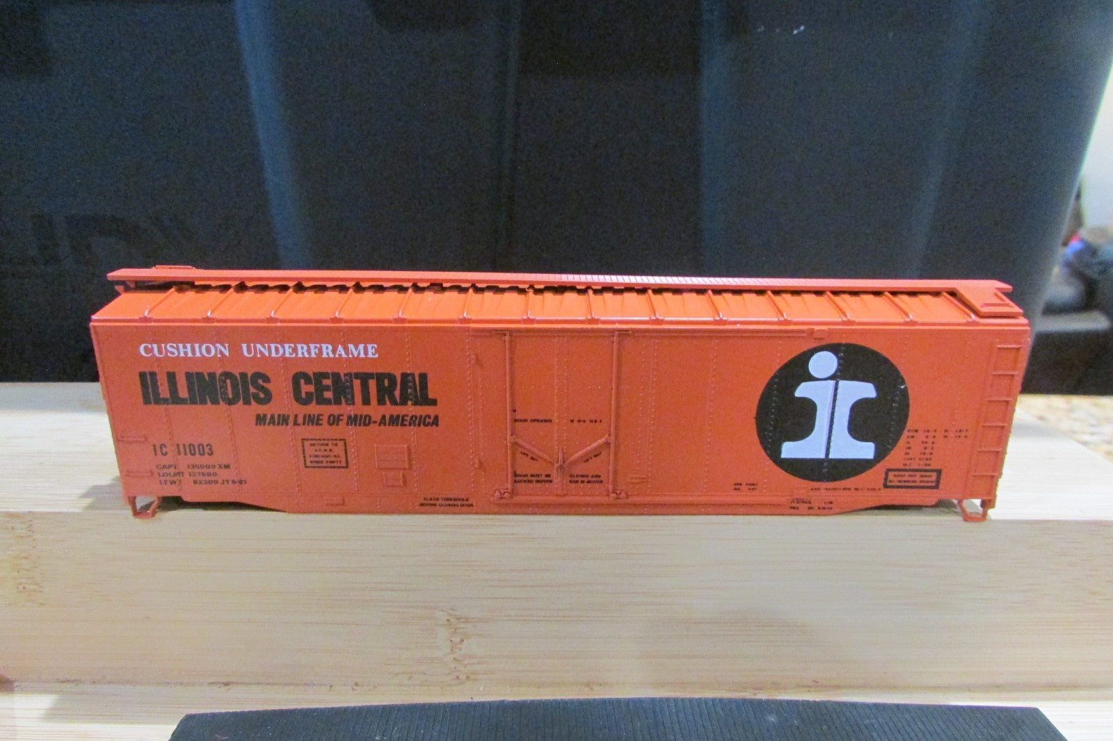 HO Scale Athearn  50' Plug Door Box Car Illinois Central #11003  ATH5188