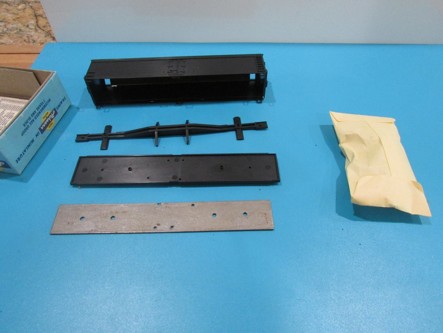 HO Scale Athearn (5) Assorted Freight Cars "Undecorated Cars" Lot#1171