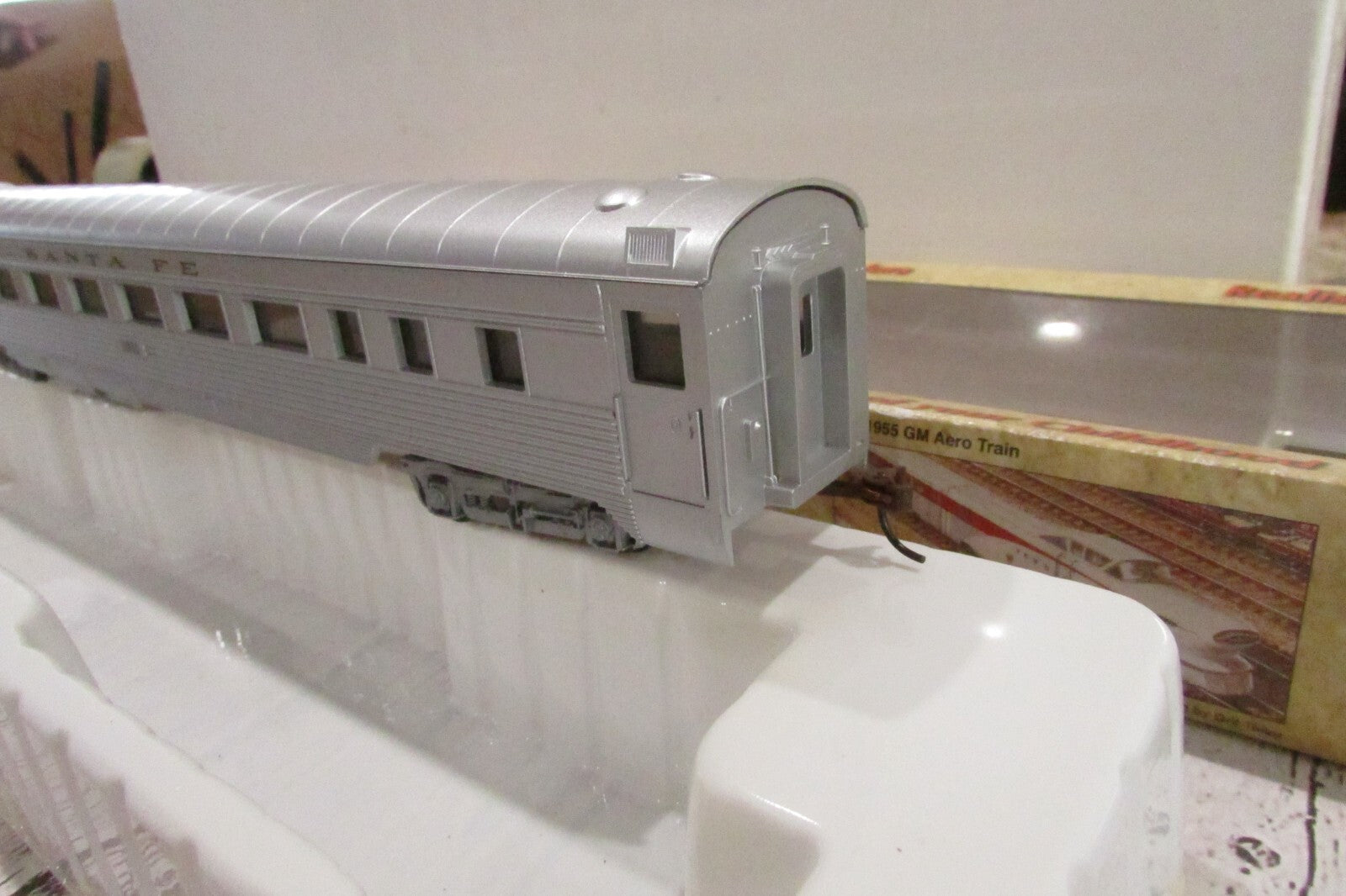 HO Scale Con-Cor Santa Fe  85ft Coach Passenger Car RTR  Lot#3330