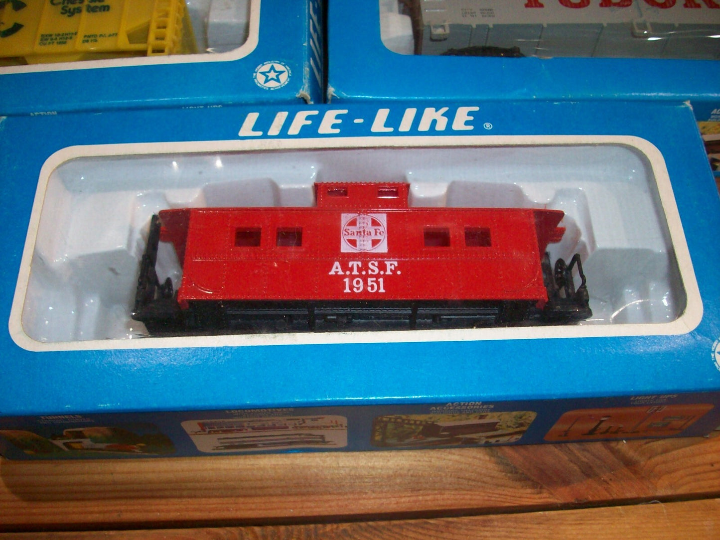 HO Scale Life-Like (9) Assorted Freight Cars in Box Lot#0471