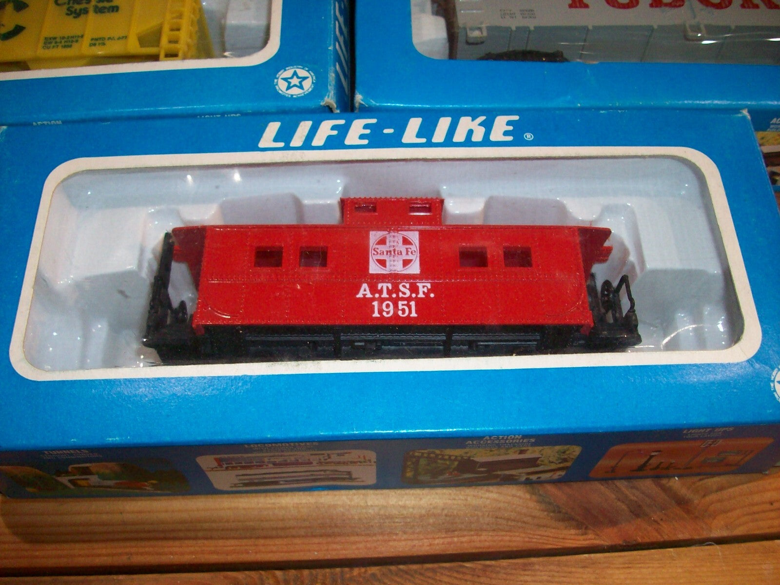 HO Scale Life-Like (9) Assorted Freight Cars in Box Lot#0471