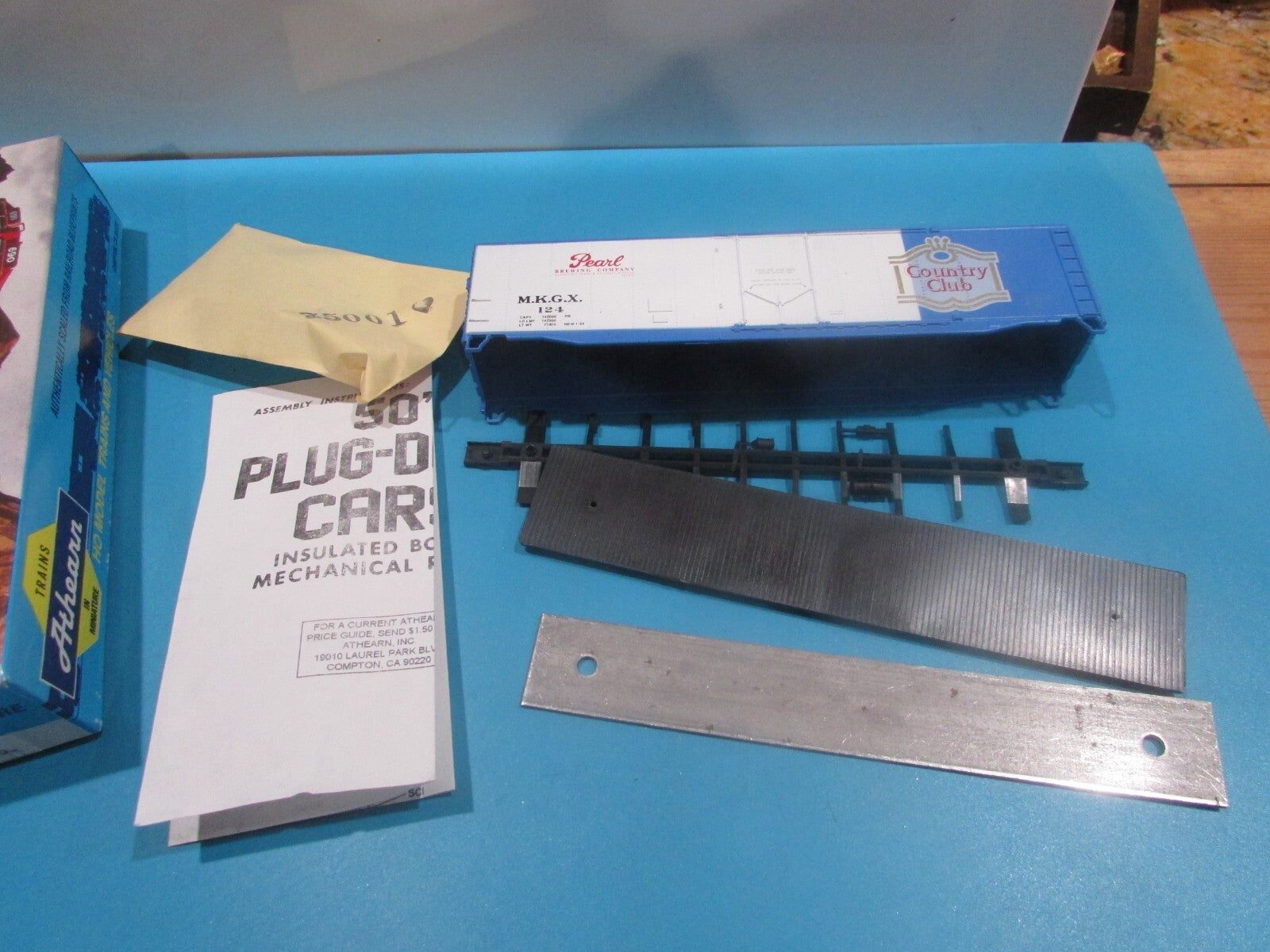 HO Scale Athearn (3) 1332 50ft Plug Door Box Car Pearl Brewing Co. Lot#2541