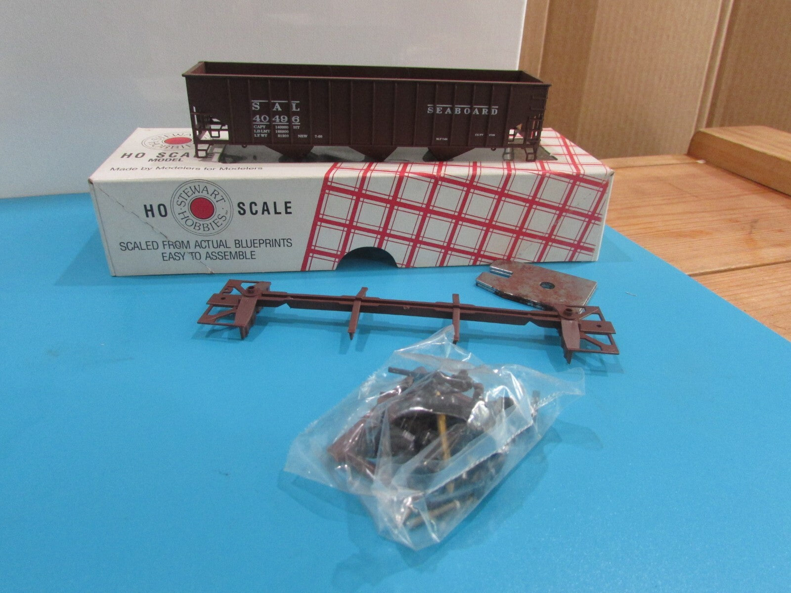 HO Scale Stewart Hobbies (2) 70Ton 3Bay Hooper Cars SAL  Lot#0891