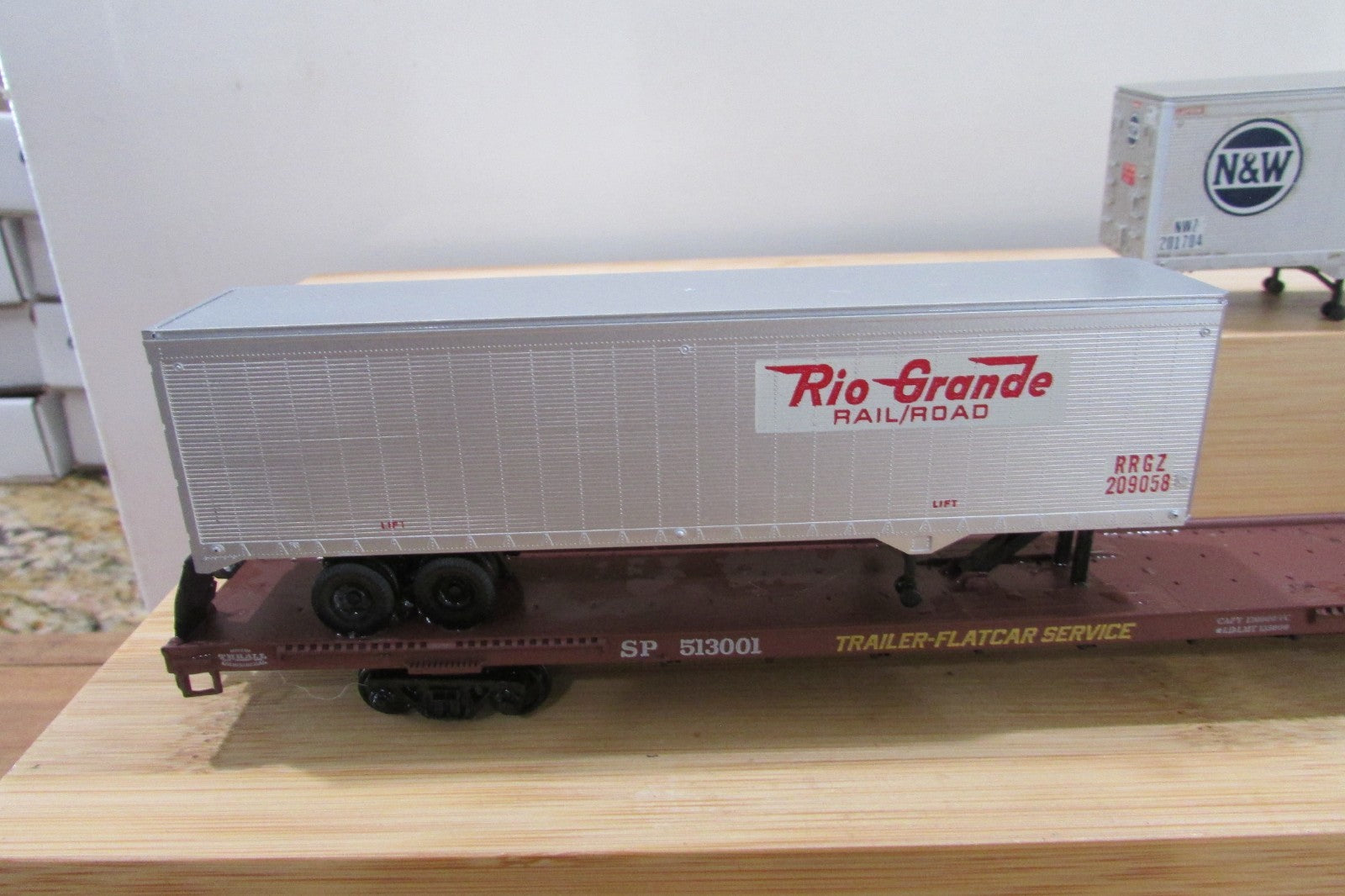 HO Scale Athearn 2006 South Pacific 86ft Flat Car w/ Two Trailers Lot#5234