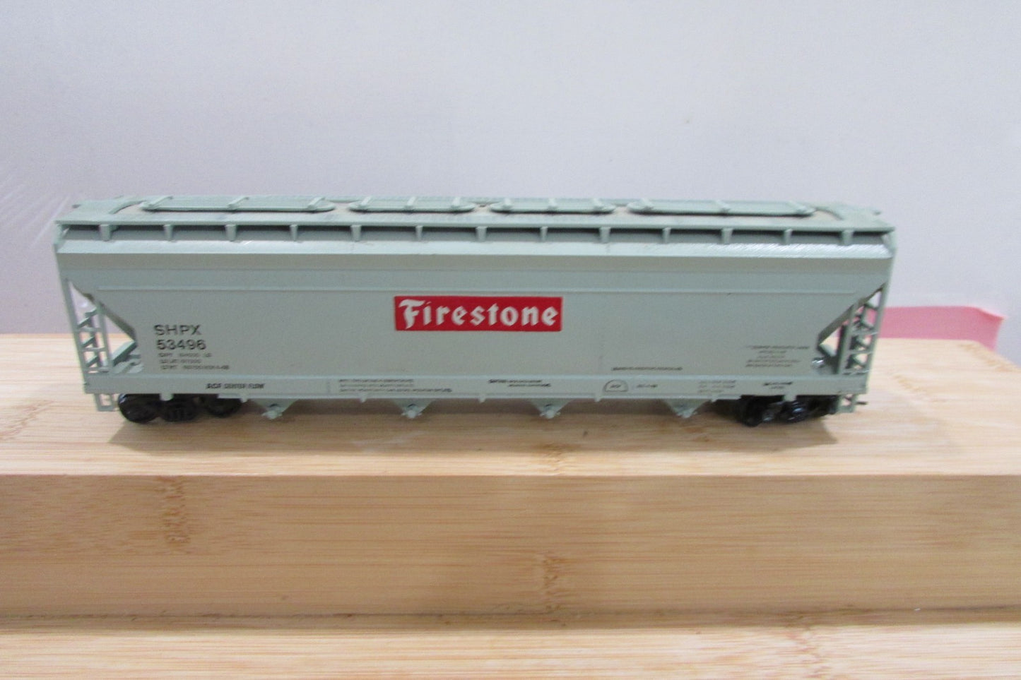 HO Scale  Athearn 4Bay Covered Hopper Firestone  SHPX 53496 Lot#5182