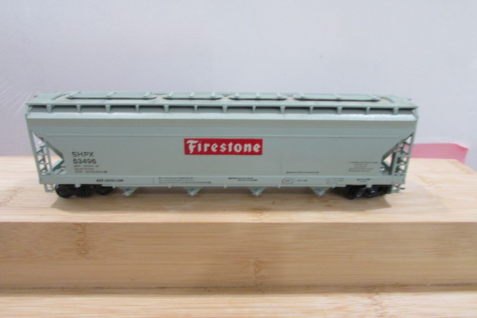 HO Scale  Athearn 4Bay Covered Hopper Firestone  SHPX 53496 Lot#5182