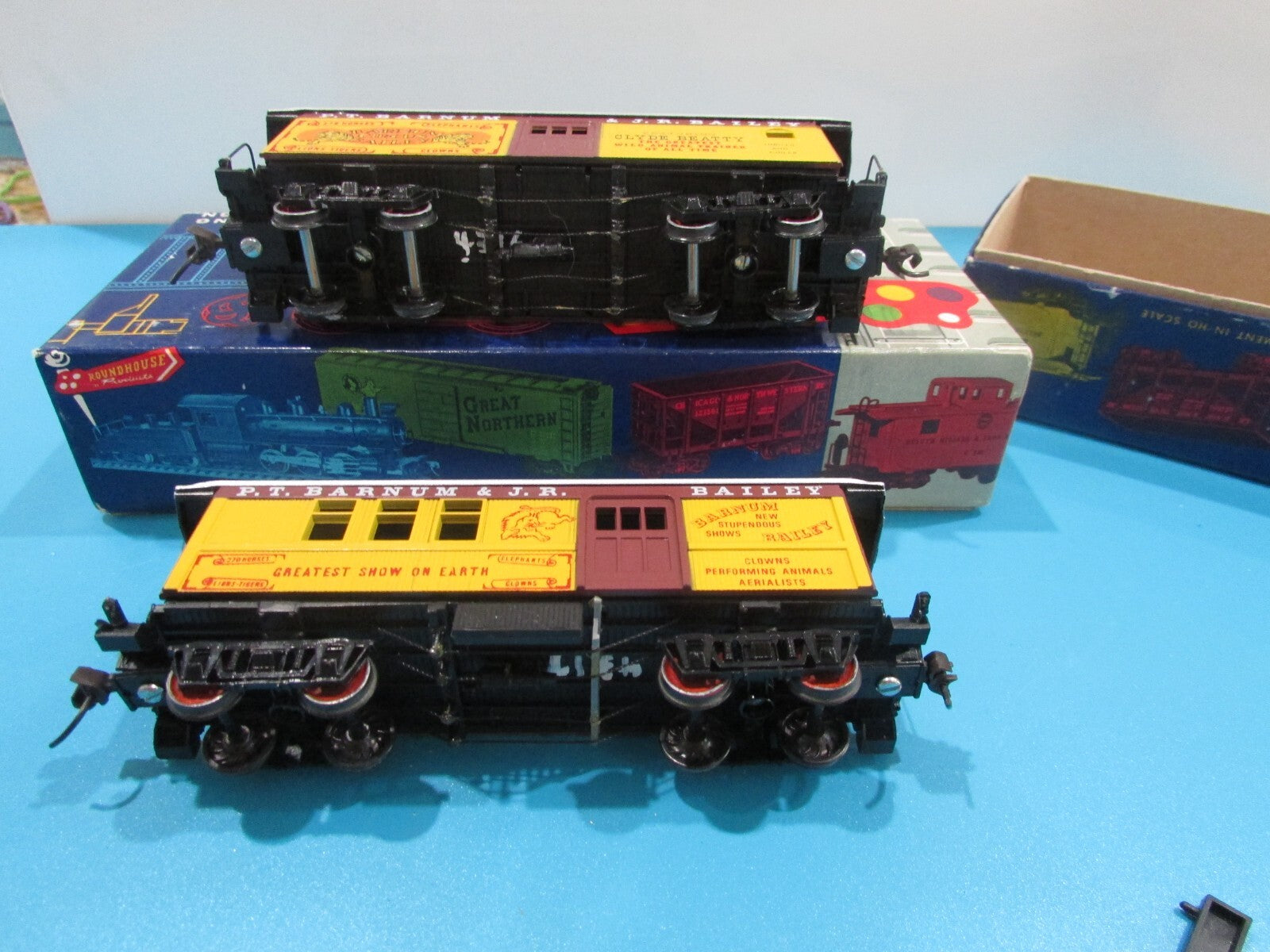 HO Scale Roundhouse (2) Barnum & Bailey Passenger Cars  Lot#1776
