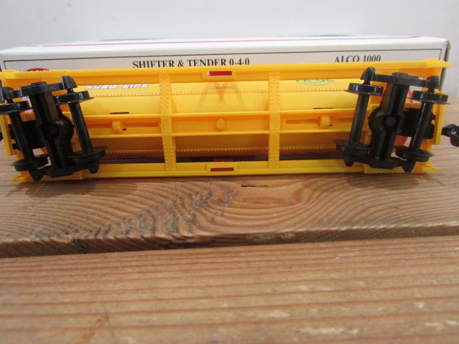 HO Scale Model Power 8127 40' Chemical Tank Car Pennzoil