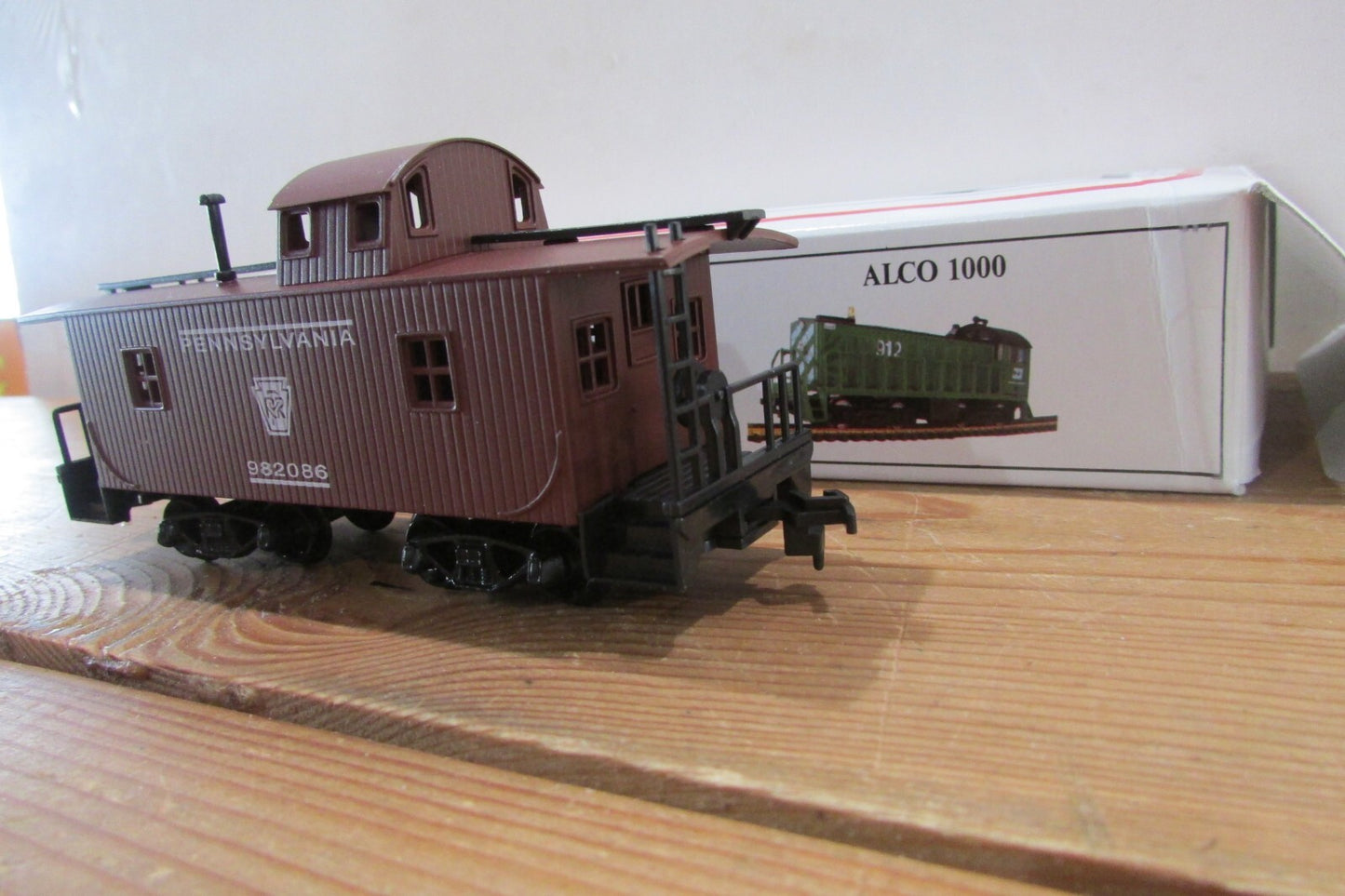 HO Scale Model Power 9141 32' Wood Caboose Pennsylvania #982086