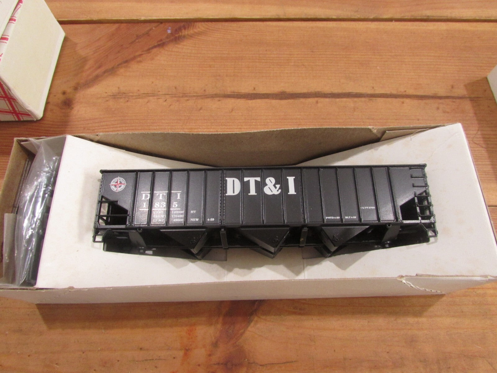 HO Scale (4) Stewart Hobbies Assorted Hopper Cars Kits  Lot#1040
