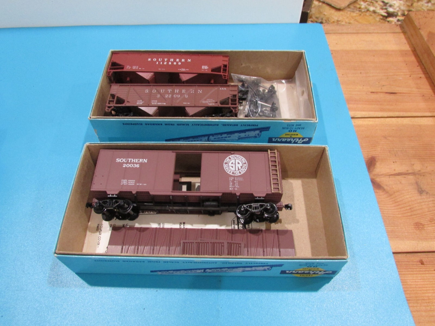 HO Scale (4) Assorted Freights Cars "Southern" Lot#1102