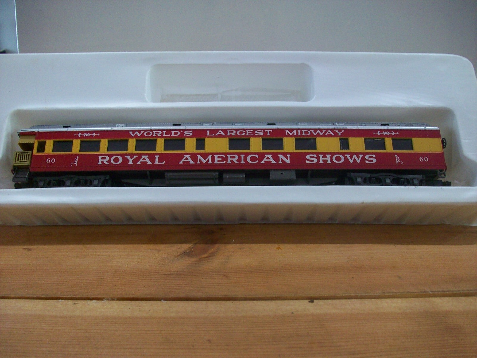 HO Scale Con-Cor 01-00908 72'ft Observation Royar American Show Car Lot#0485