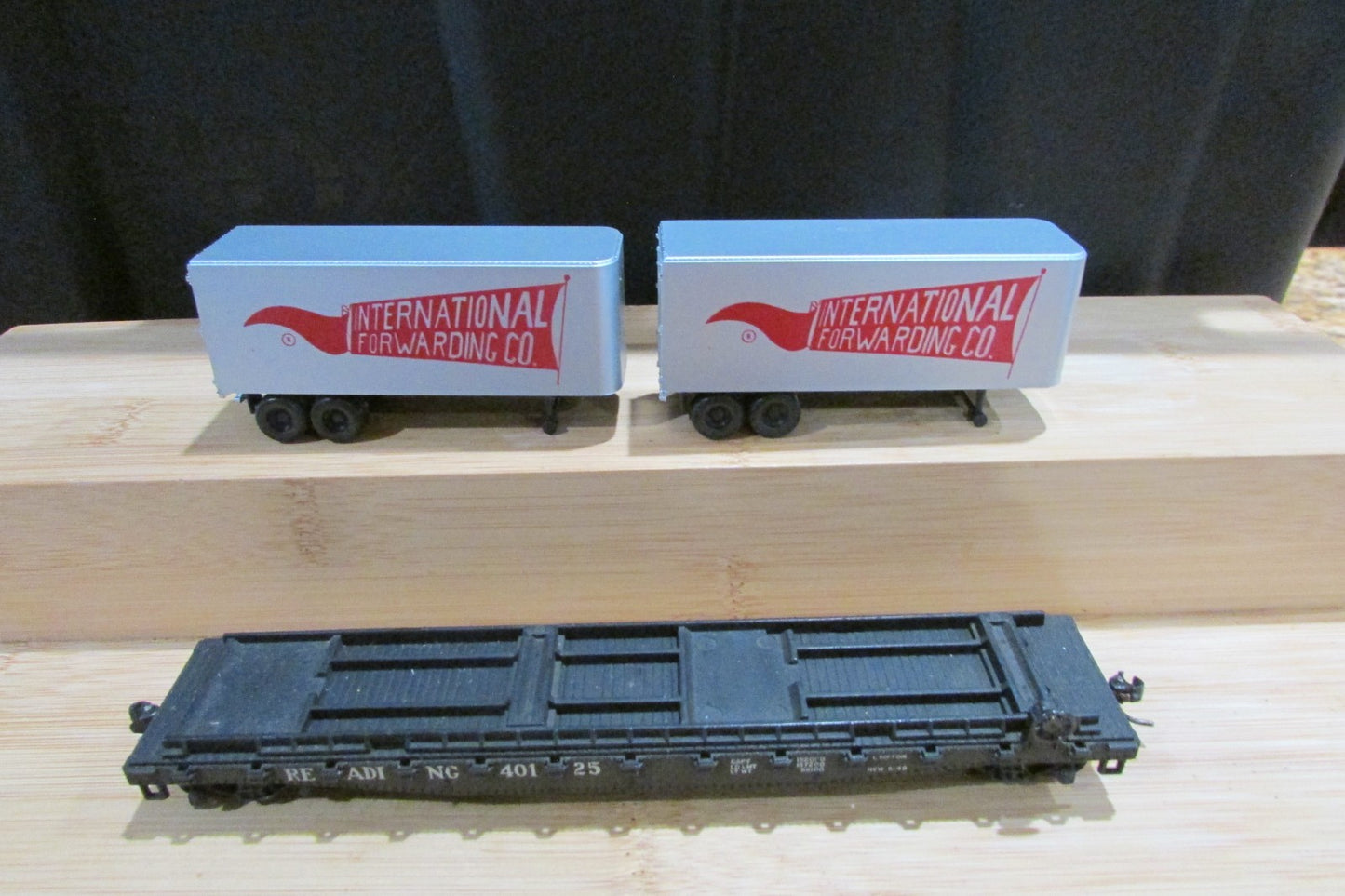 HO Scale Athearn 1402 50ft Flat Car Reading w/ 2 Trailers International ATH5189