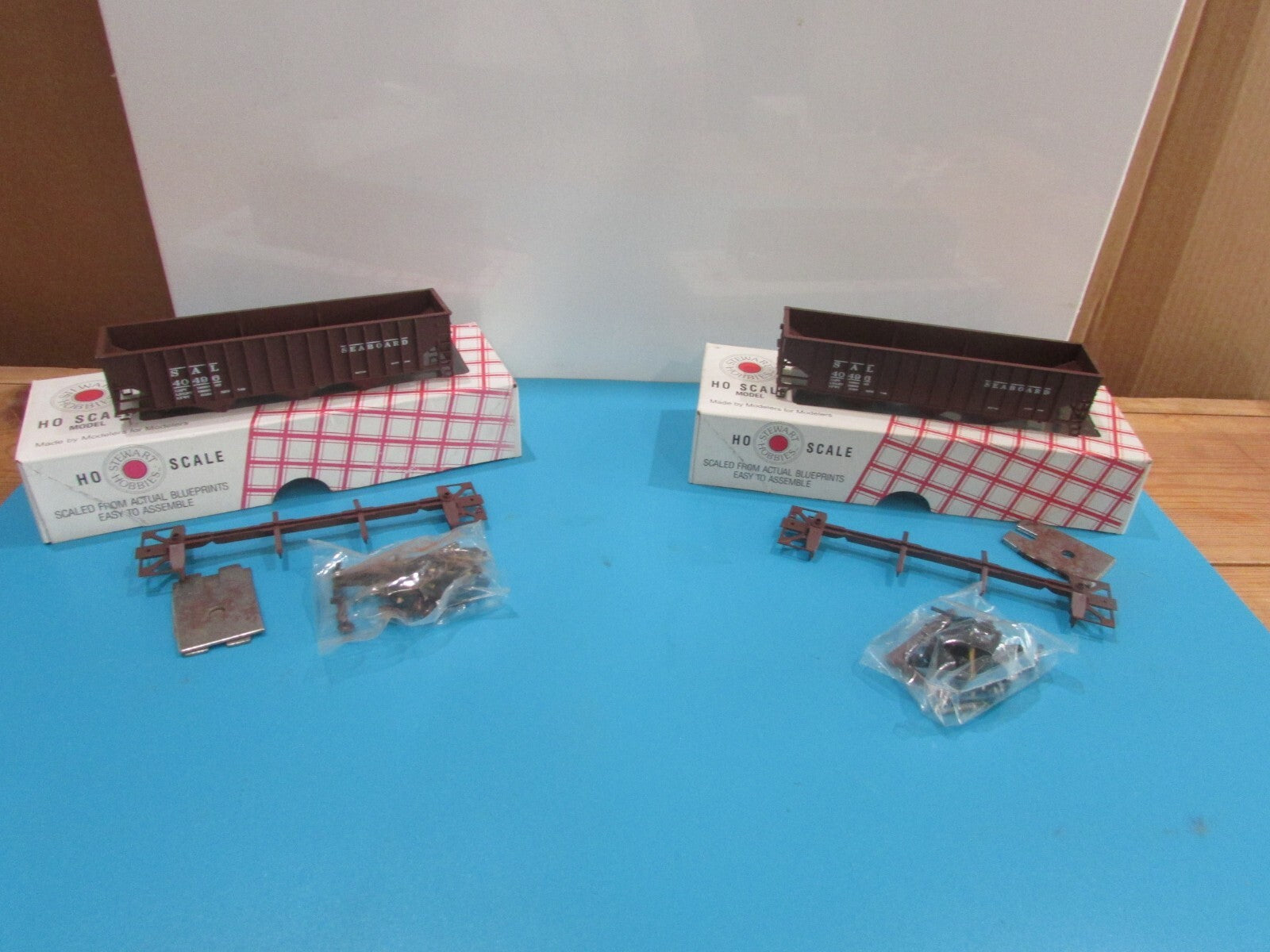 HO Scale Stewart Hobbies (2) 70Ton 3Bay Hooper Cars SAL  Lot#0891
