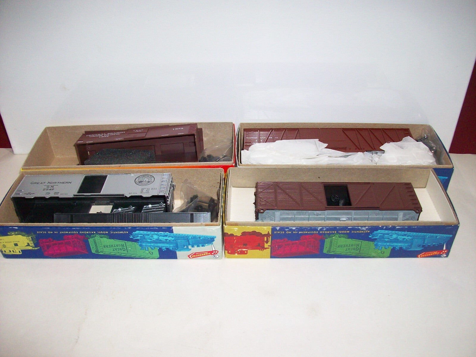 HO Scale (4) RoundHouse Assorted Freight Car Kits Lot#4121