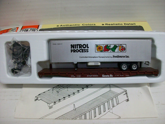 Ho Scale  Con-Cor 0001-009167 45' Nitrol Process Trailer on Santa Fe Flatcar Kit