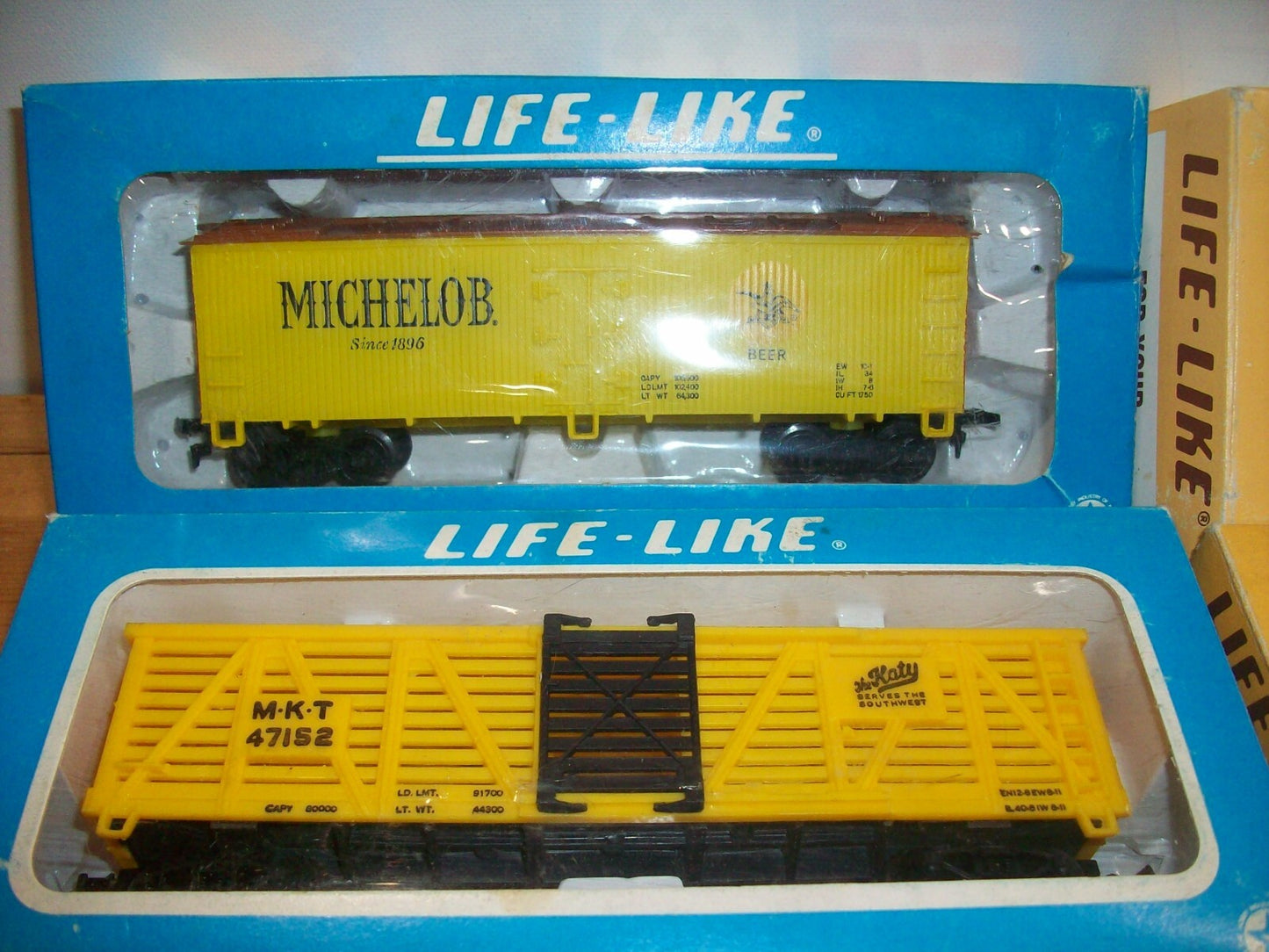 HO Scale Life-Like (9) Assorted Freight Cars in Box Lot#0471