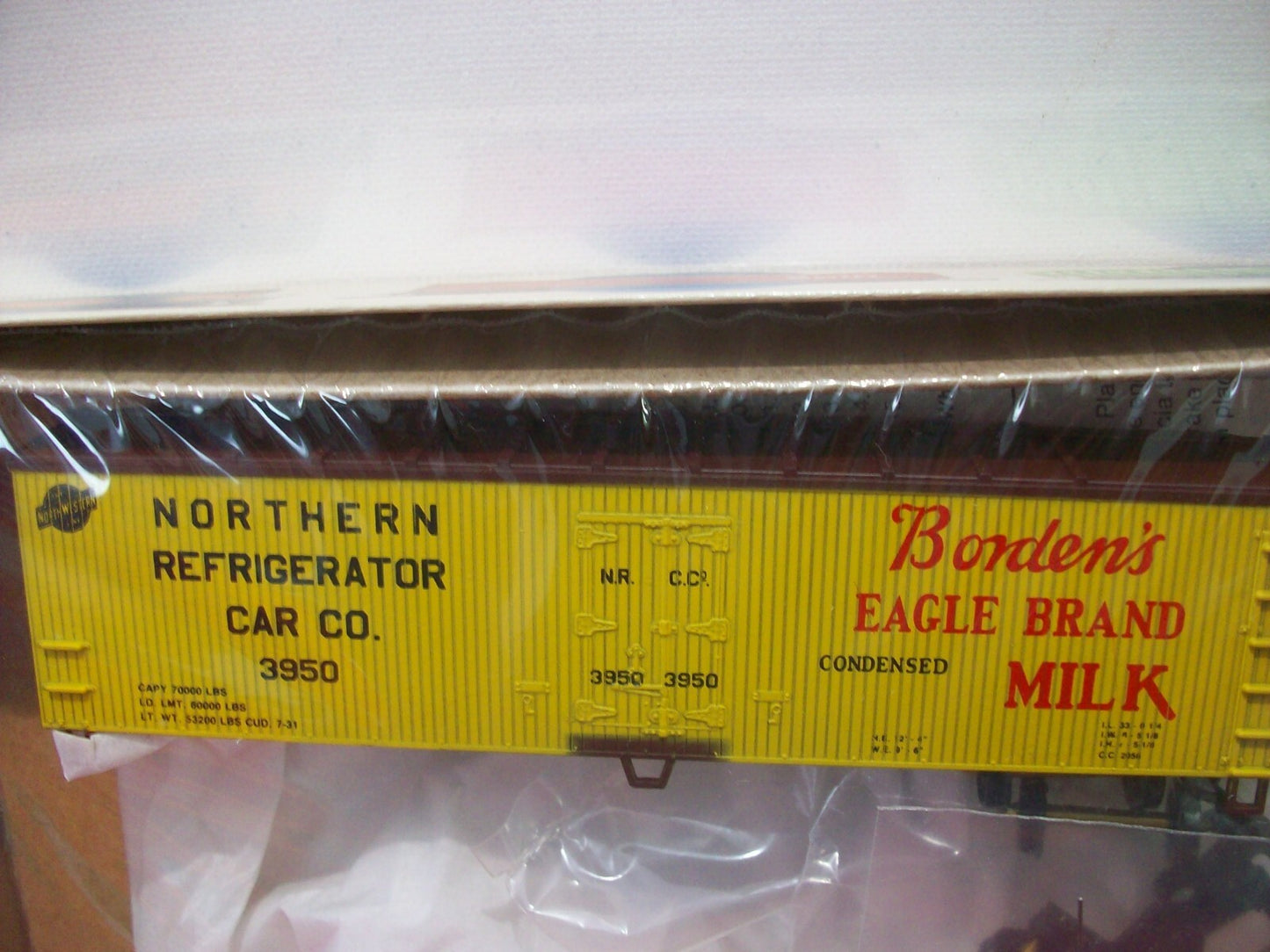 HO Scale Walthers  932-2482 40 Wood End Reefer "Bordens"