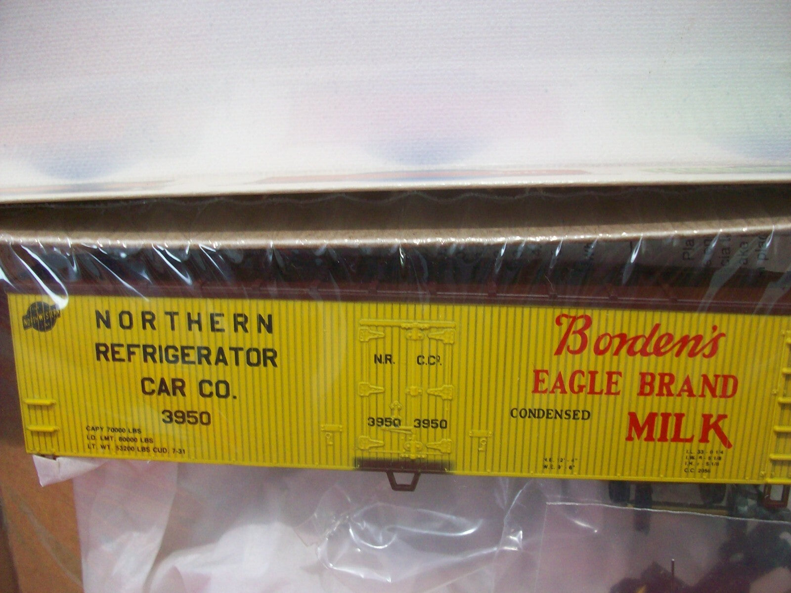 HO Scale Walthers  932-2482 40 Wood End Reefer "Bordens"