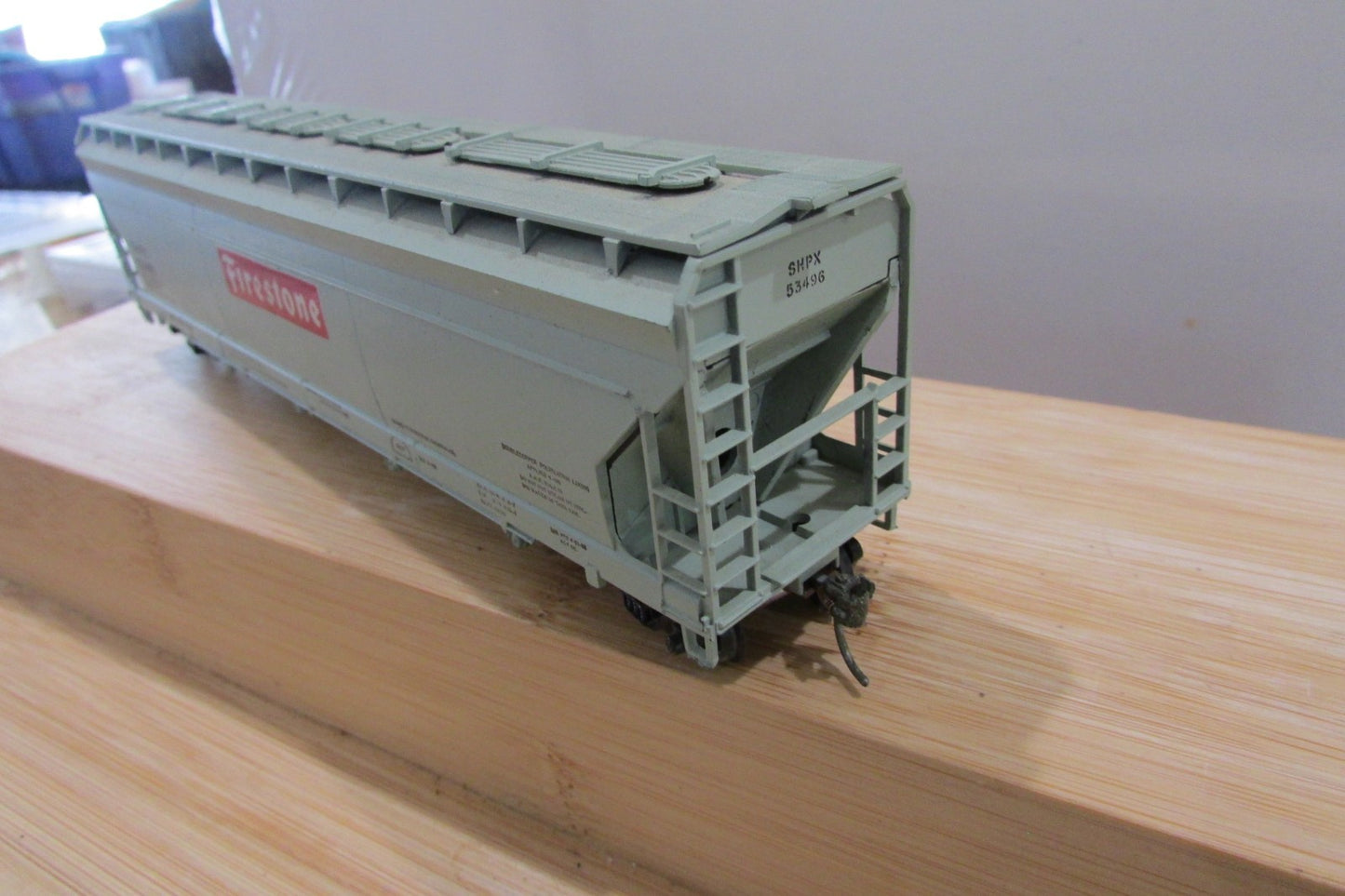 HO Scale  Athearn 4Bay Covered Hopper Firestone  SHPX 53496 Lot#5182