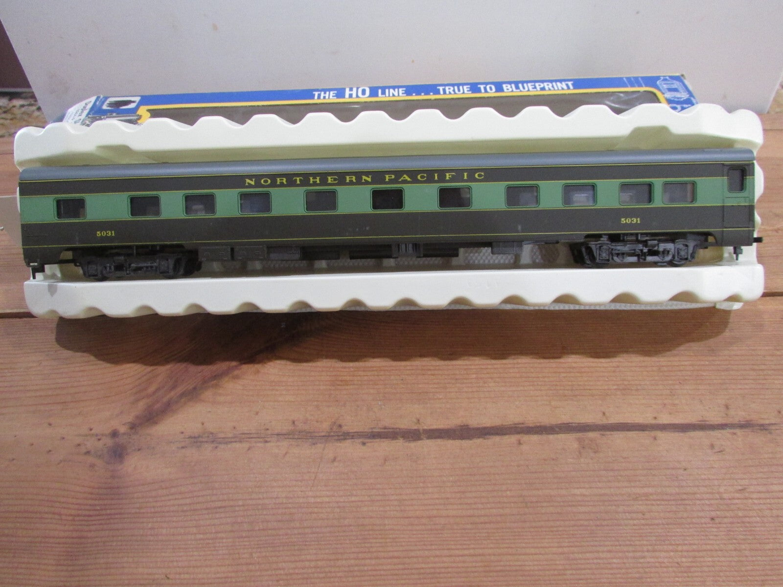 HO Scale AHM/Rivarossi Duplex Sleeper Passenger Car Northern Pacific Lot#3550