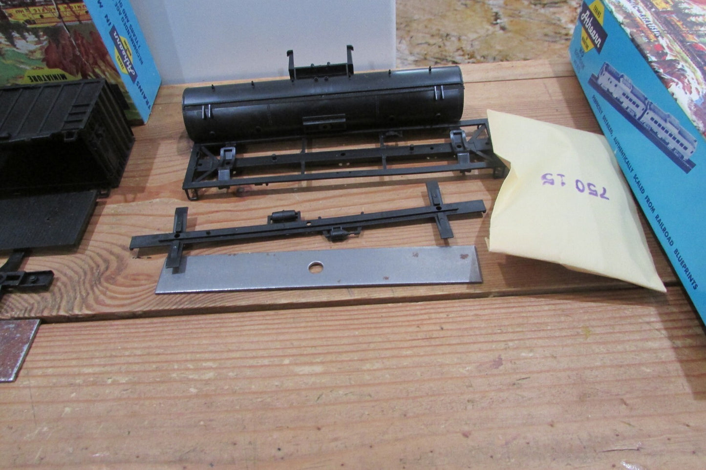 HO Scale Athearn/Roundhouse (5) Assorted Freight Cars "Undecorated" Lot#4232