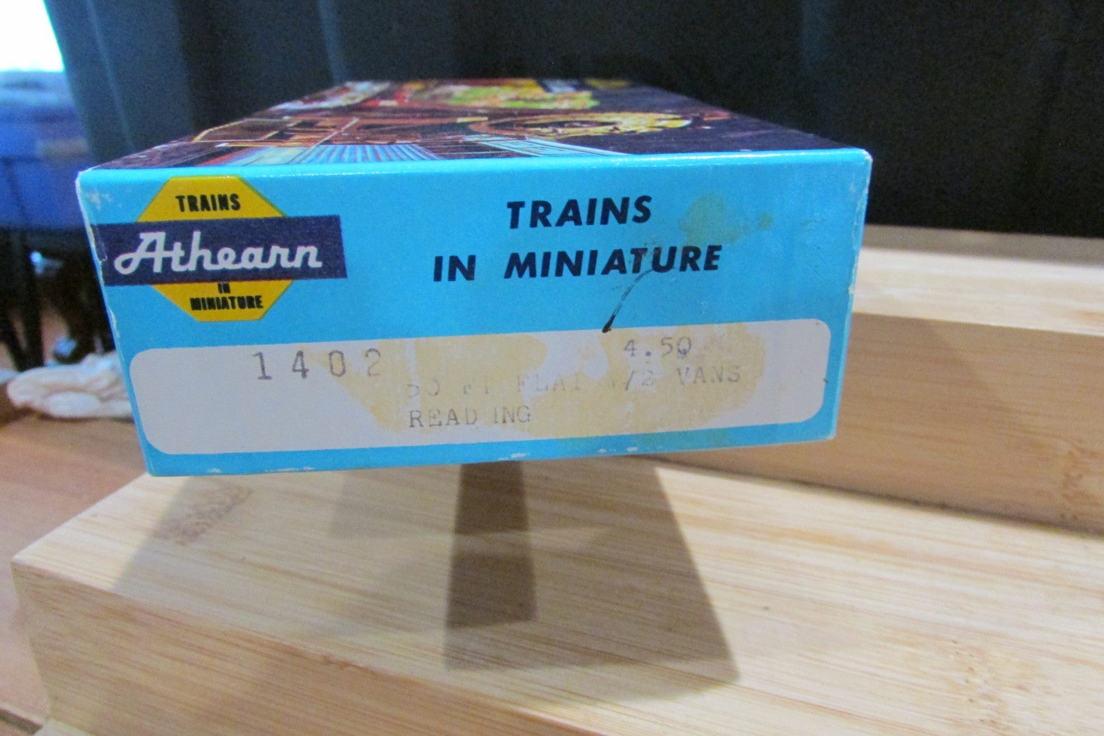HO Scale Athearn 1402 50ft Flat Car Reading w/ 2 Trailers International ATH5189