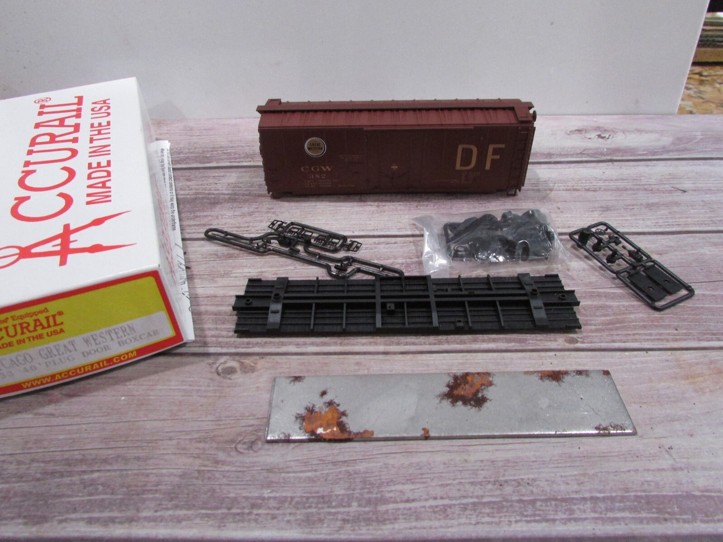 HO Scale  Accurail 3133 40' Plug Door Box Car Chicago Great Western #382