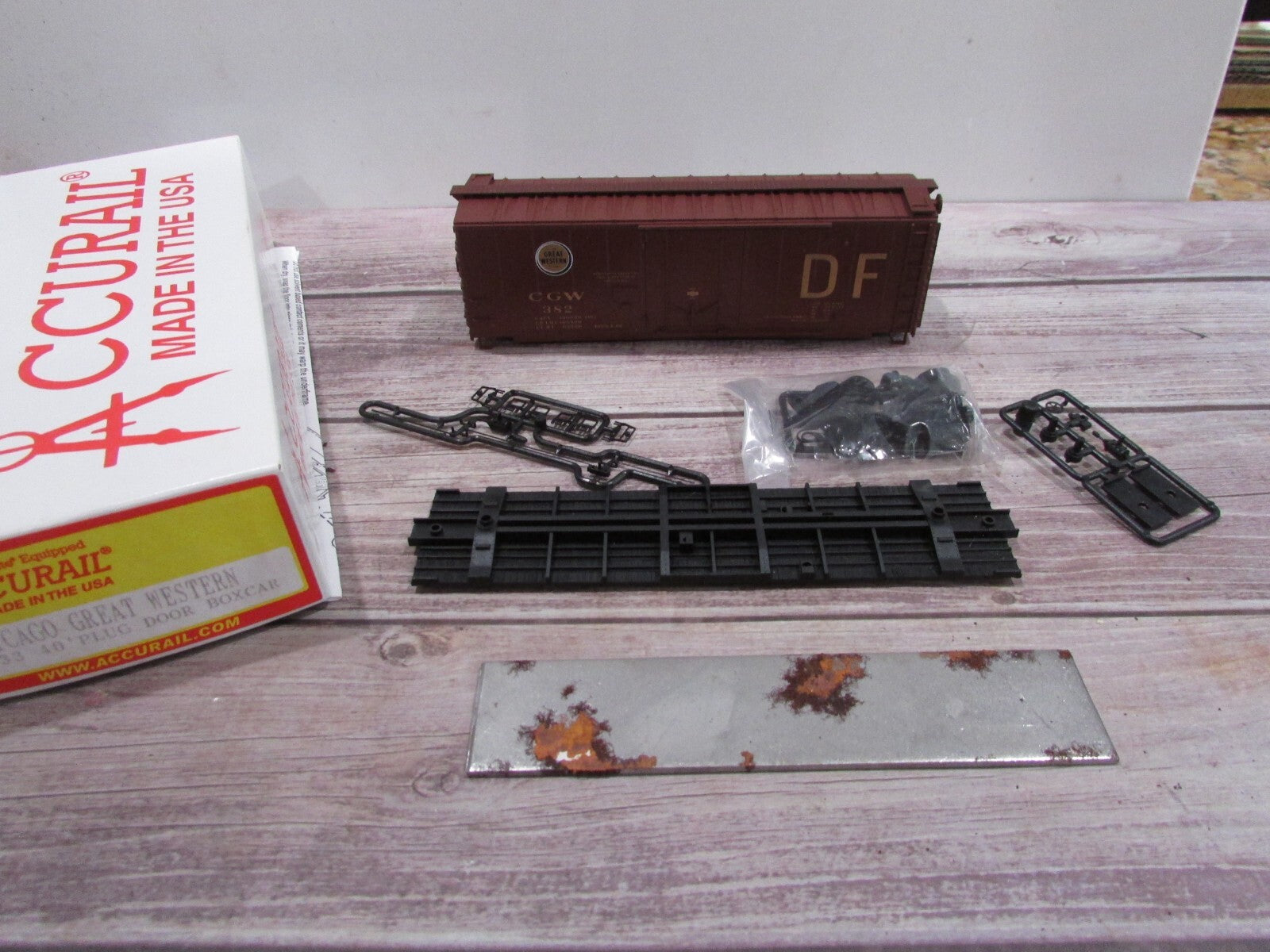 HO Scale  Accurail 3133 40' Plug Door Box Car Chicago Great Western #382
