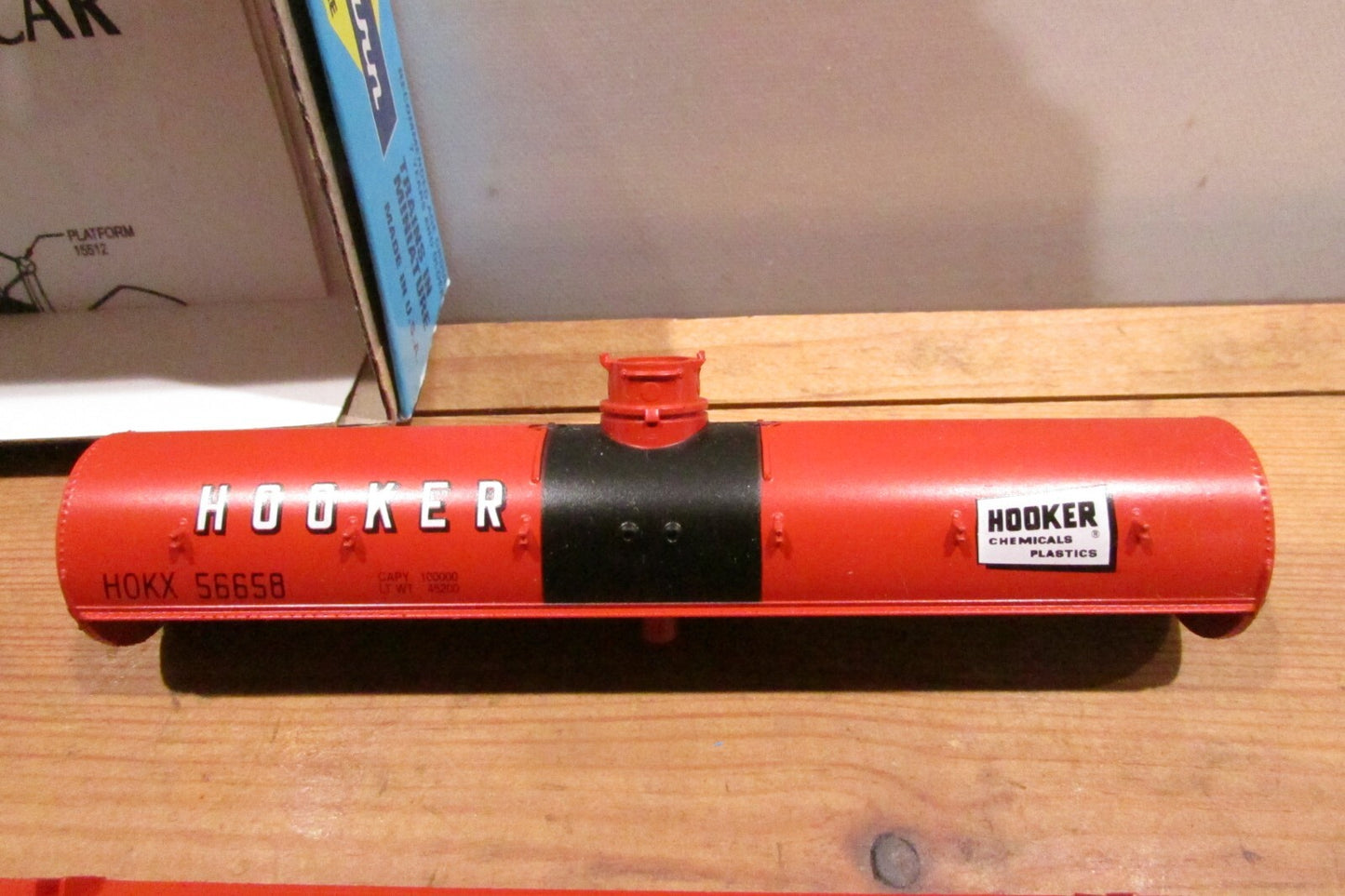 HO Scale Athearn 1557 Chemical Tank Car Kit Hooker #56658