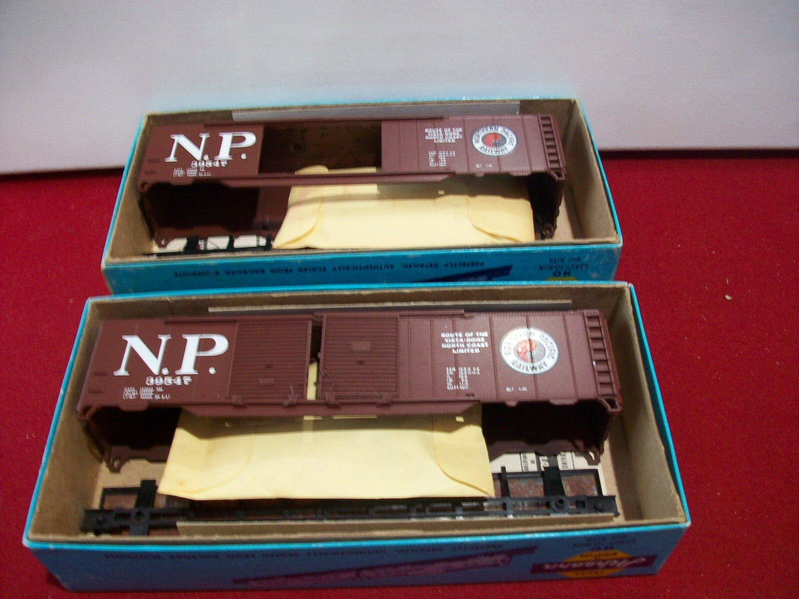 HO Scale (2) Athearn Northern Pacific Railway Cars Kit Lot#4068
