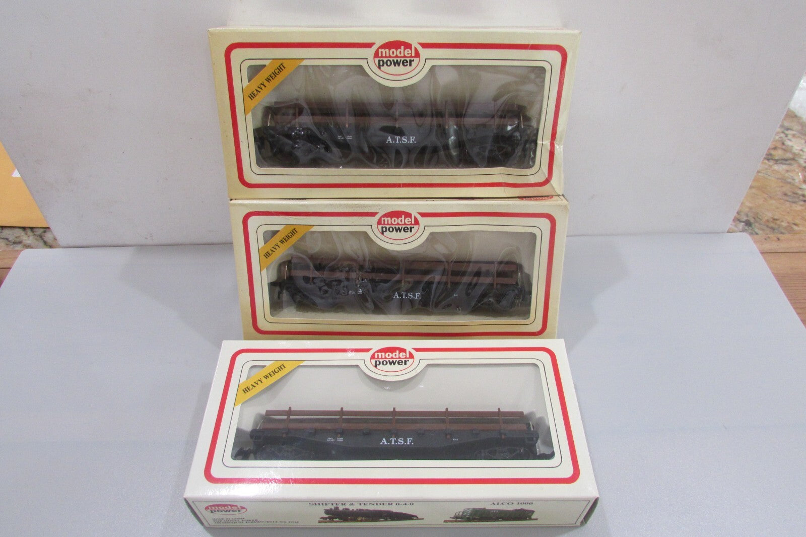 HO Scale Model Power (3) 8230 Santa Fe 40' Flat Cars w/ Guard Rails Lot#2787