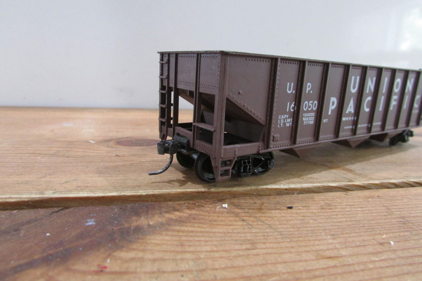 HO Scale Roundhouse 3Bay Hopper W/Load Union Pacific RH4940
