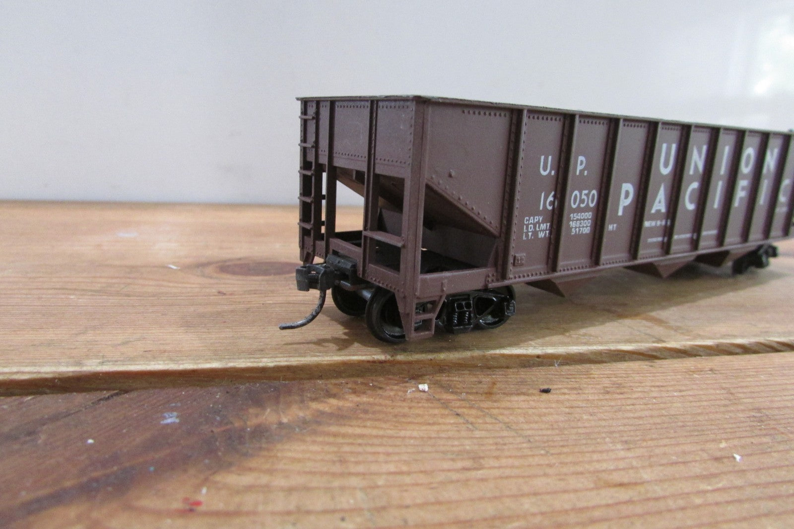 HO Scale Roundhouse 3Bay Hopper W/Load Union Pacific RH4940