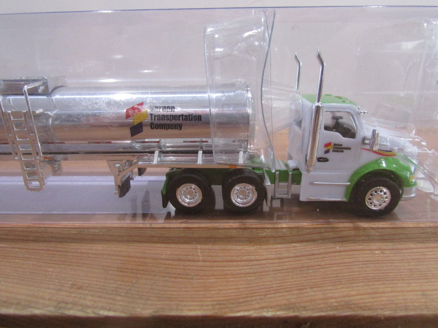 HO Scale Trucks n Stuff Kenworth T800 DC w/Food Grade Tanker Vernon(Green Fender