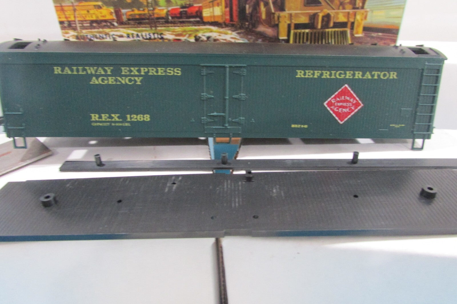 HO Scale Athearn 5336 50ft Express Reefer Railway Express RTR
