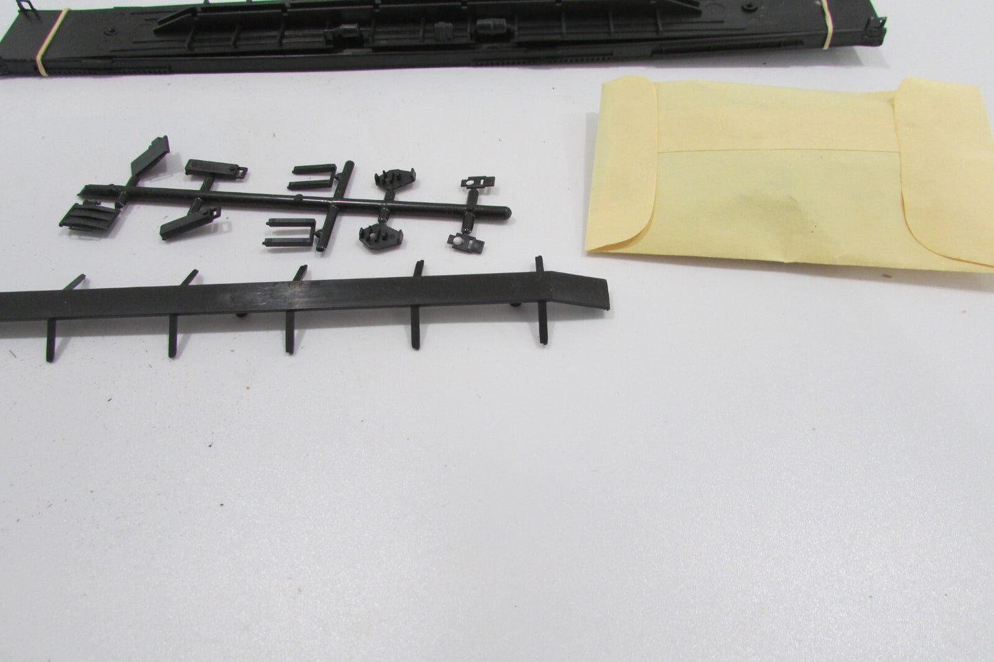 HO Scale Athearn 2000 86 ft Flat Car Kit Undecorated
