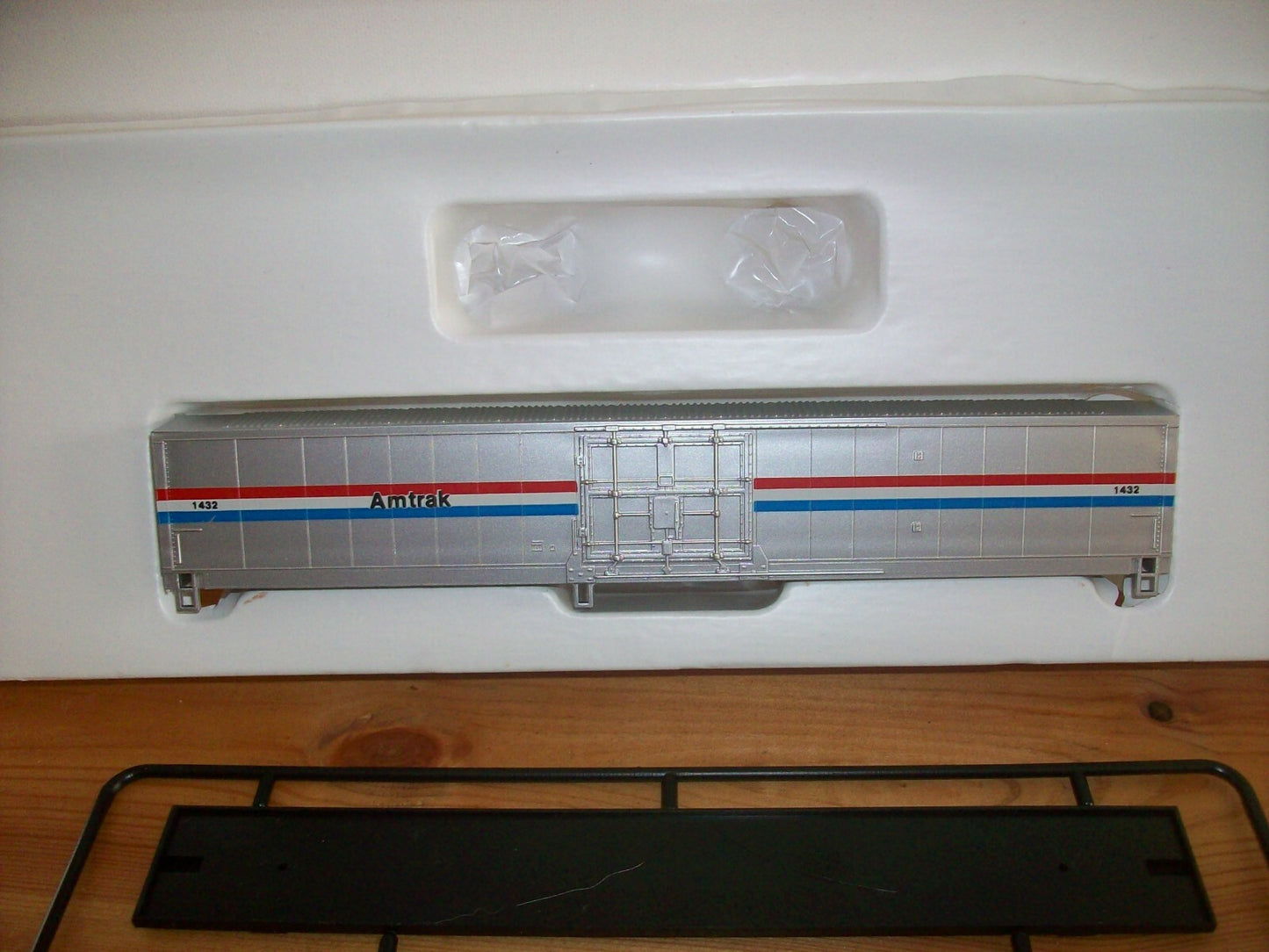 HO Scale Con-Cor 60ft MHC BoxCar Kit " Amtrak " Kit Car#1432 Lot#3863