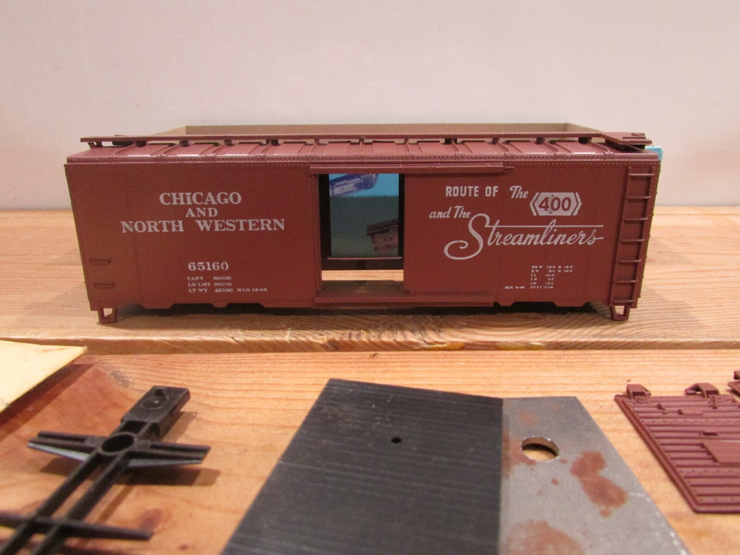 HO Scale Athearn 5003 Chicago & North Western 40ft BoxCar Kit