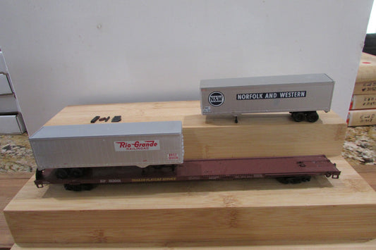 HO Scale Athearn 2006 South Pacific 86ft Flat Car w/ Two Trailers Lot#5234