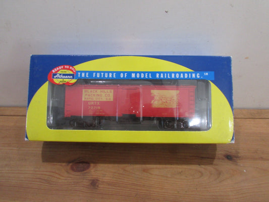 HO Scale Athearn 71325 40' Steel Reefer Black Hills Packing Co. #72719