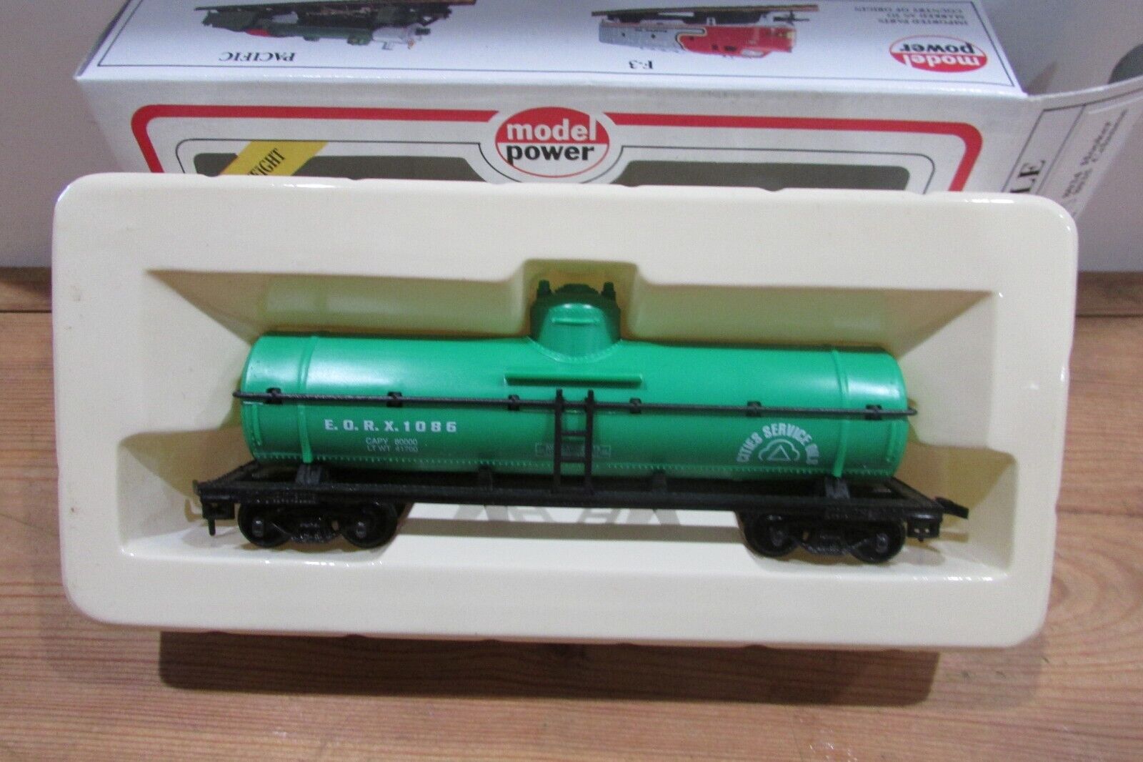 HO Scale Model Power 8032 Single Tank Car Cities Service  EORX 1086