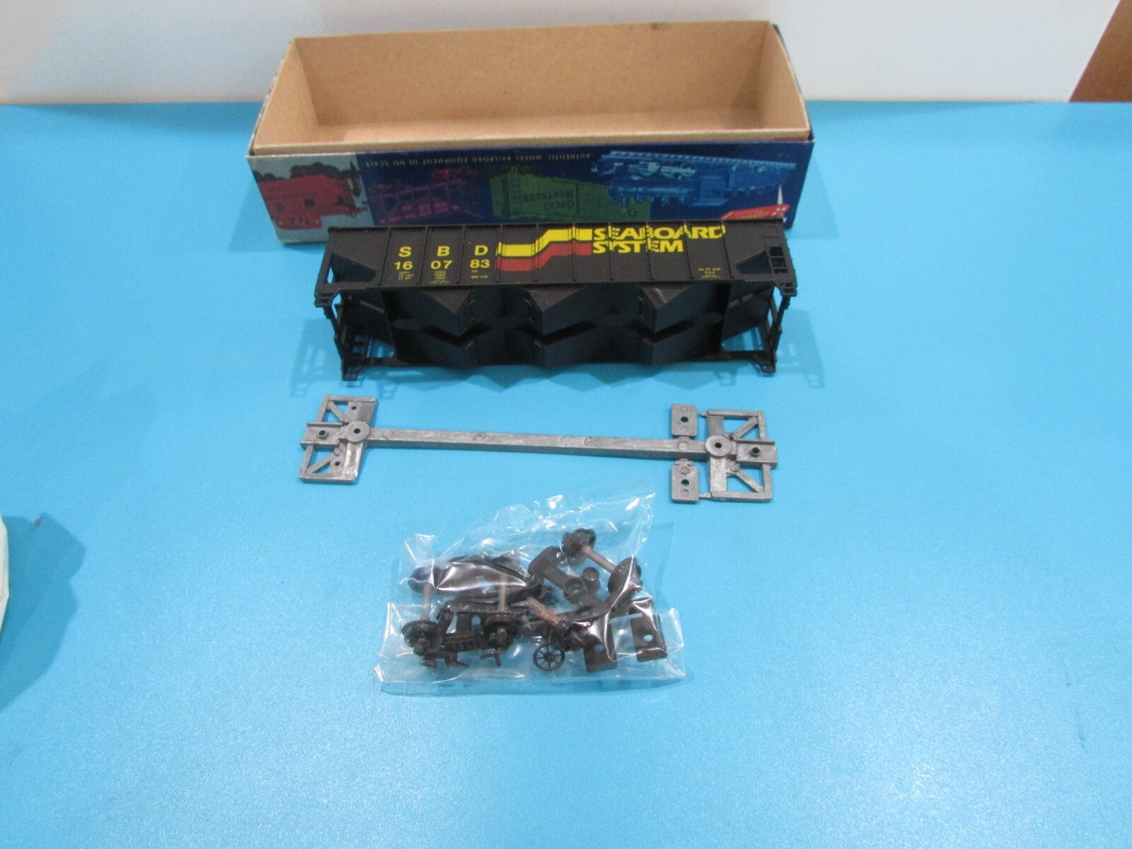 HO Scale (4) Assorted Freight Cars Kits Seaboard Lot#1017