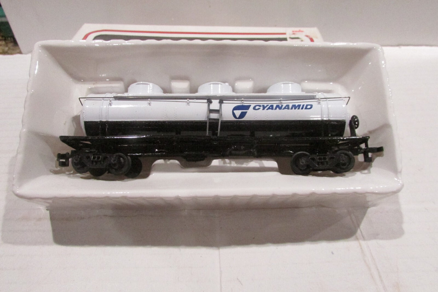 Ho Scale Bachmann 76036 42' 3Dome Tank Car Cyanamid