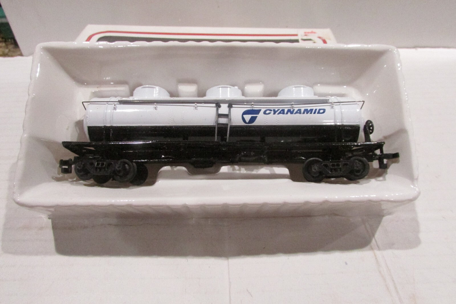 Ho Scale Bachmann 76036 42' 3Dome Tank Car Cyanamid