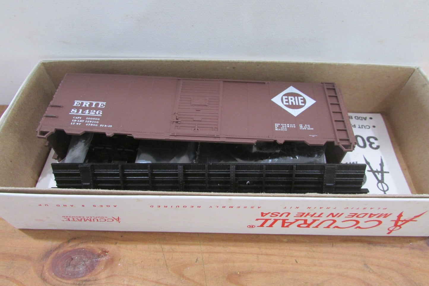 HO Scale Accurail 3525 40' Steel Box ERIE Kit
